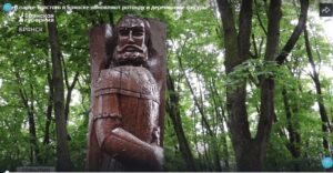 В Брянске в парке Толстого обновляют деревянные фигуры и ротонду