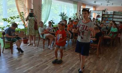 В Злынковской детской библиотеке прошла беседа «Чтобы радость людям дарить, надо добрым и вежливым быть»