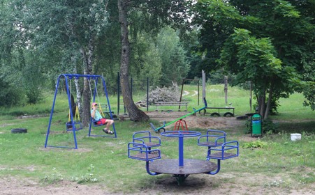 В Злынке продолжается благоустройство дворовой территории многоквартирного дома