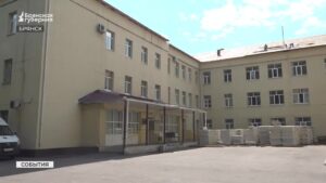 В Брянске идёт ремонт крыши в терапевтическом корпусе горбольницы №2