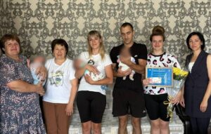 В брянском Стародубе поздравили с Днём семьи, любви и верности родителей тройни