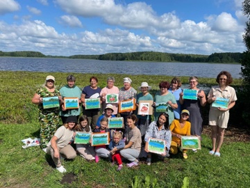 Слушателям факультета «Изобразительное искусство» из Злынки рисуют на природе
