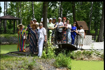 В Злынковском ДК прошло мероприятие «Бабушка в стране чудес»