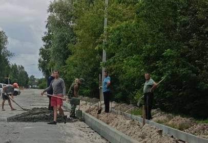 В поселке Суземка на улице Брянской строят новой  тротуара для пешеходов