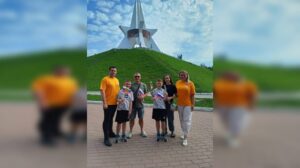 На Кургане Бессмертия в Брянске прошла акция «Один флаг – одна страна!»