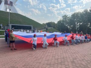 В Брянске на Кургане Бессмертия в День Государственного флага РФ прошла общественная акция