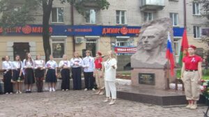 В Брянске школьники, ветераны и руководители города почтили память Героя Советского Союза Дмитрия Медведева