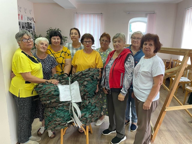 Злынковские серебряные волонтеры продолжают плести маскировочные сети