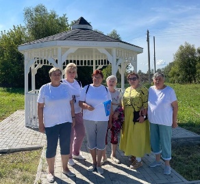 Злынковские участники «Активного долголетия» делают зарядку и гуляют на свежем воздухе