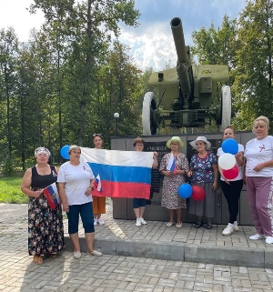 Злынковчане участники группы «Активное долголетие»отметили День флага