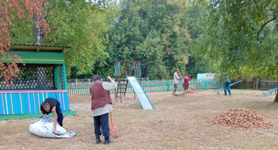 Проведена уборка пришкольной территории в филиале Малощербиничской школы