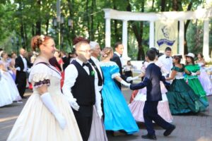 В Брянске состоялся Толстовский бал с музыкой и танцами XIX века