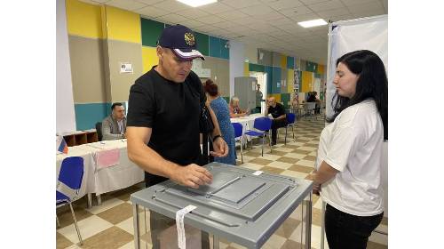 В Брянске Герой России проголосовал под песню «Я русский»