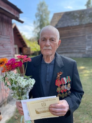 95 лет исполнилось труженику тыла из поселка Вышков Злынковского района Василию Максимовичу Кирющенко