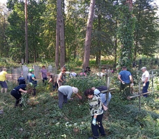 Коллектив Злынковского филиала аграрного техникума  принял активное участие в городском субботнике 