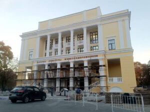 В Брянске приступили к обновлению парадной части Дворца железнодорожников