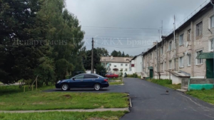 На Брянщине в поселке Рогнедино благоустроили двор по улице Садовой