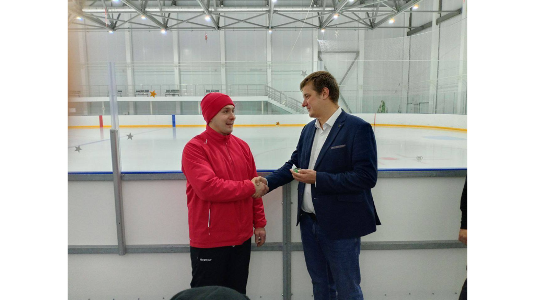 Тренер по хоккею Владислав Щербин из поселка Климово Брянской области стал владельцем новой квартиры