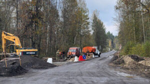 В Брянской области на автомобильной трассе Сельцо-Новониколаевка монтируют вторую водопропускную трубу