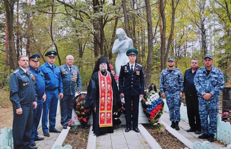 Возложили цветы к памятнику « Скорбящая мать»