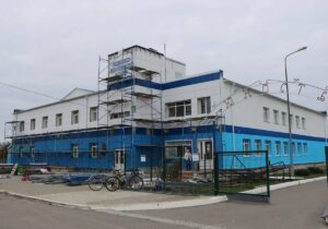 В брянских Комаричах обновляют фасад ФОКа