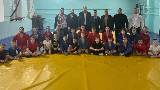 Тренировку по самбо провёл Артём Осипенко в школе №41 города Брянска