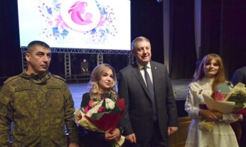 Александр Богомаз поздравил женщин Брянской области с Днем матери