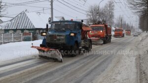 В Брянске в эти минуты 23 спецмашины очищают дороги от снега и посыпают реагентами