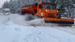 В Брянской области за сутки израсходовали свыше пяти тысяч тонн песко-соляной смеси на дороги