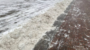 В Брянске идет уборка дорог от снега