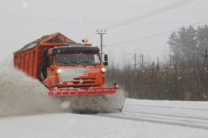 На автомагистралях Брянской области идет расчистка снега