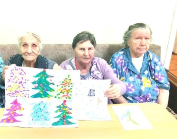 Пожилые пациенты   Злынковского КЦСОН занимались пластилинографией