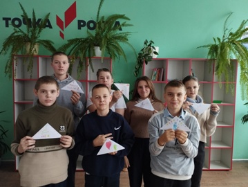 Подарки для участников СВО  к Новому году приготовили злынковские школьники 