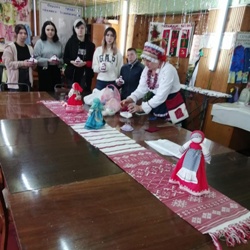 Злынковкие студенты участвовали в мастер-класс по изготовлению народной куклы «Берегиня»