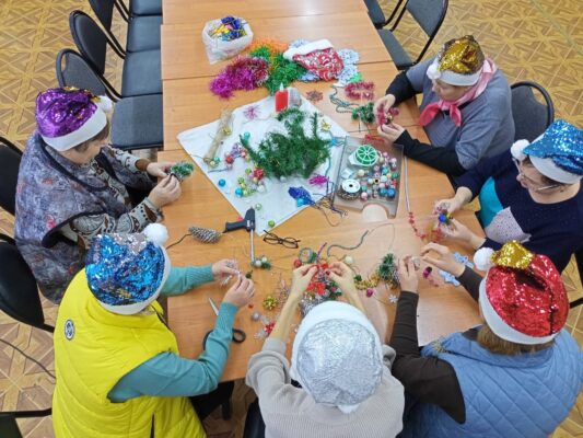 В Трубчевской  библиотеке Брянской области провели мастер-класс по изготовлению новогодних игрушек
