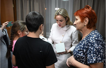 Детский омбудсмен Мария Львова-Белова навестила семью погорельцев на Брянщине