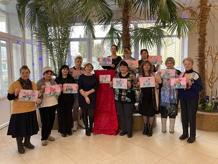 В Злынковском ДК прошёл мастер — класс по рисованию «Цветы для Татьяны «