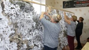 На Брянщине жители Красногорского района собирают гуманитарные грузы и делают маскировочные сети для наших защитников