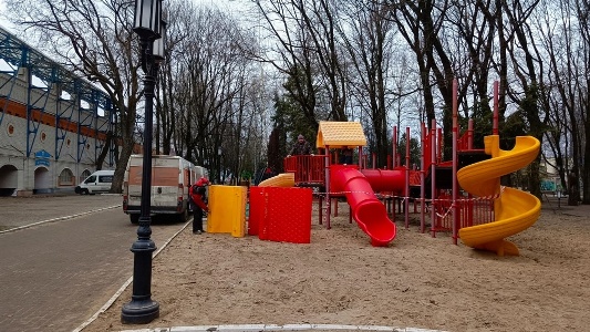 В парке-музее имени Толстого в Брянске завершается установка оборудования для детской и спортивной площадок