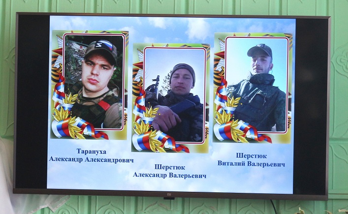 В Злынковском техникуме открыли парты Героев