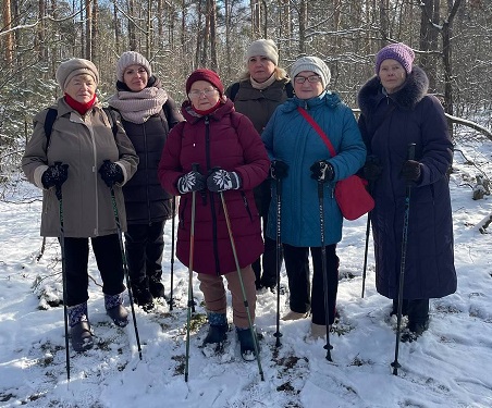 Злынковские участники группы «Активное долголетие занимаются скандинавской ходьбой