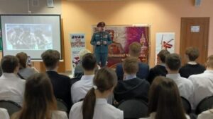 В брянских Клинцах школьники на открытии Года защитника Отечества пообщались с участником СВО