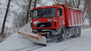 На Брянщине круглосуточно очищают от снега дороги