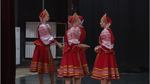 Для артисты брянского ансамбля танца «Россияне» шьют новые костюмы