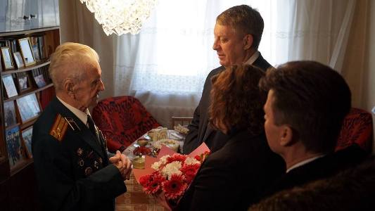 Губернатор Брянской области вручил медаль легендарному участнику Великой Отечественной войны