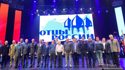 Александр Богомаз вручил медали «Отец солдата» родителям участников СВО