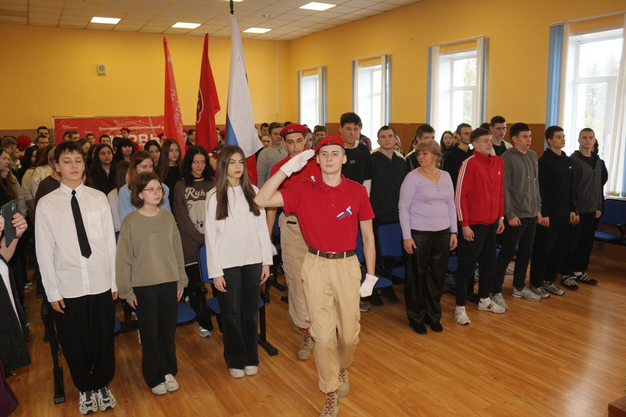 В образовательных учреждениях города Злынки и района прошли торжественные мероприятия, посвящённые открытию года Защитника Отечества