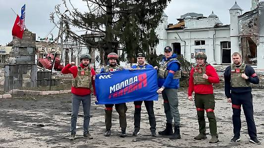 Волонтёр из Брянска установил Знамя Победы в освобождённой Судже