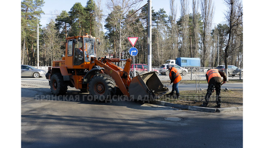 В Брянске к уборке улиц привлекли 80 коммунальщиков и 70 единиц техники