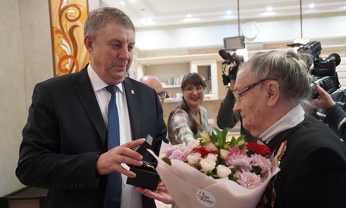 Губернатор Брянщины  вручил медали «80 лет Победы» ветеранам Великой Отечественной войны
